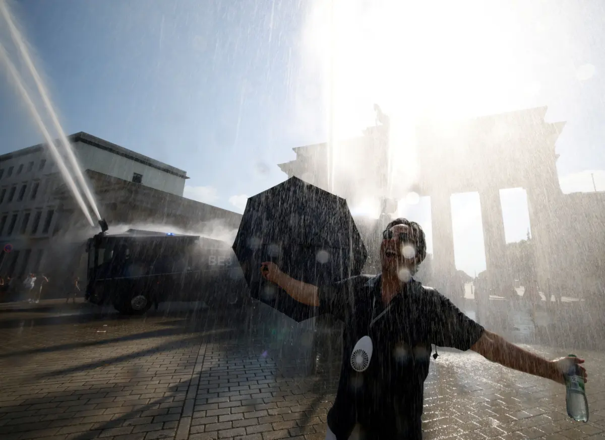 Γερμανία βράζει: 41,7°C και αστυνομία μοιράζει δροσιά!