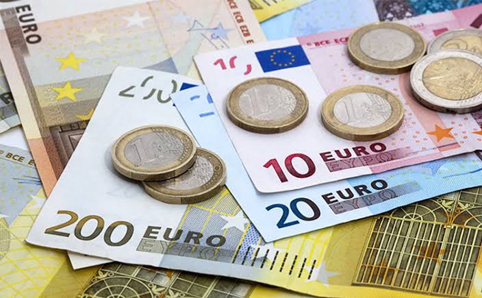Η πρώτη ημέρα του ευρώ στις αγορές ένωσε 300 εκατ. πολίτες