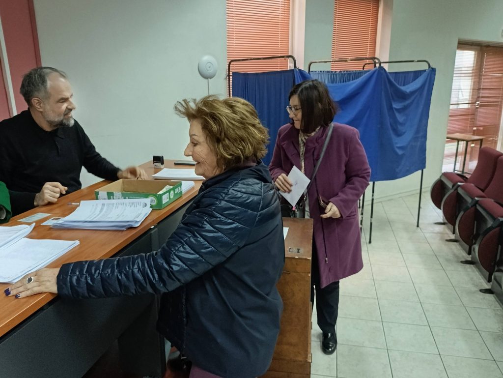 Δημοσκόπηση Opinion Poll: Στο 30,5% η ΝΔ με διαφορά 15,5 μονάδες από τον Τσίπρα, τρίτη η Καρυστιανού, τέταρτο το ΠΑΣΟΚ