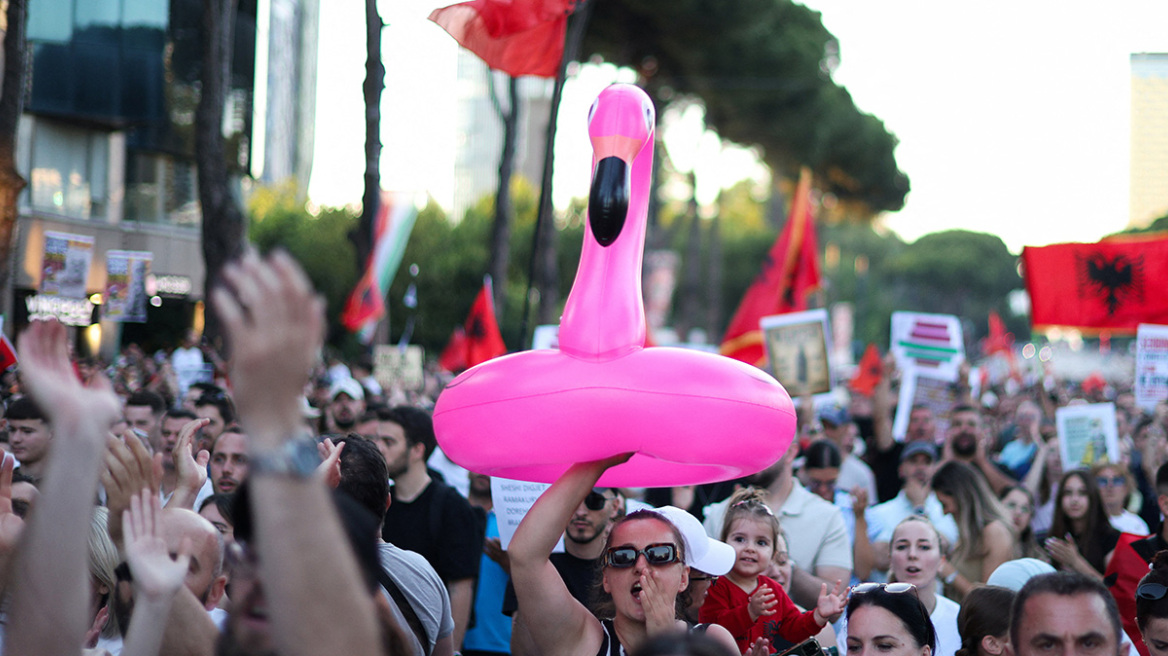 Η «Επανάσταση των Φλαμίνγκο»: η Αλβανία προχωρά το θέρετρο Κούσνερ, αψηφώντας τις διαμαρτυρίες