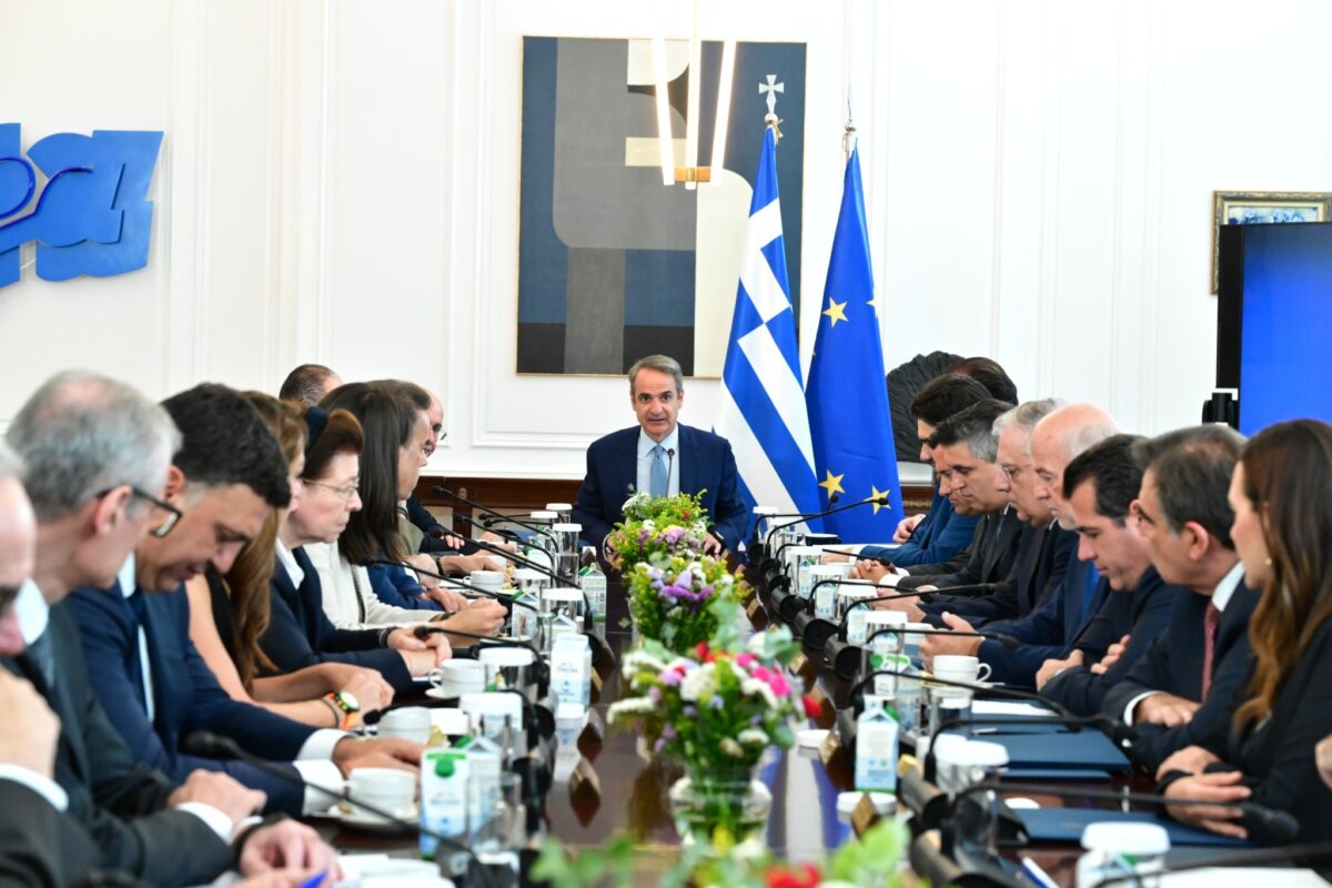 Μητσοτάκης στο υπουργικό: Αναμένεται περαιτέρω πτώση στις τιμές της βενζίνης – Έχουμε σημαντικά ορόσημα το επόμενο εξάμηνο