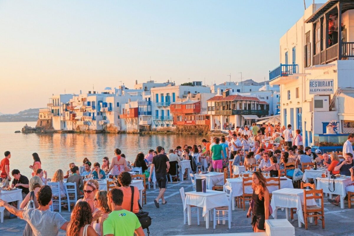 Τουρισμός: Άλμα 10,6% στις αφίξεις και 9,5% στις εισπράξεις τον Απρίλιο
