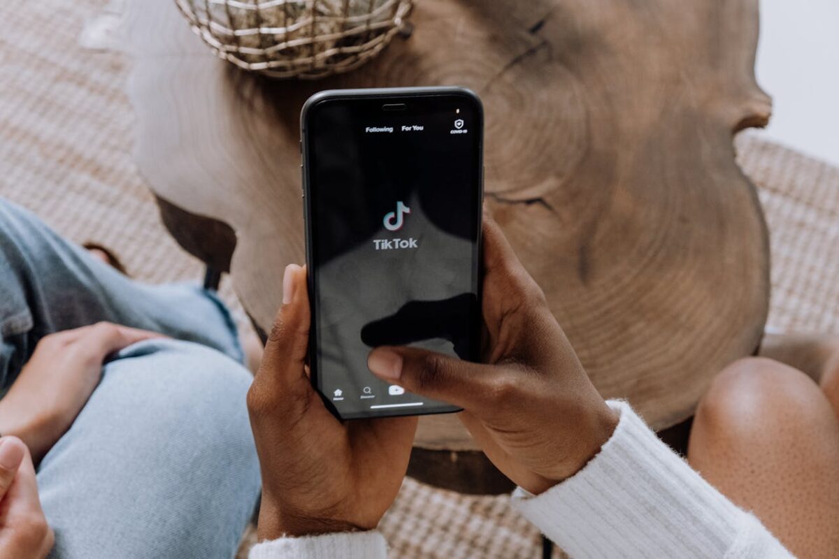 TikTok: Από τις «πράσινες» δεσμεύσεις στις χορηγίες αμφιλεγόμενων συνεδρίων