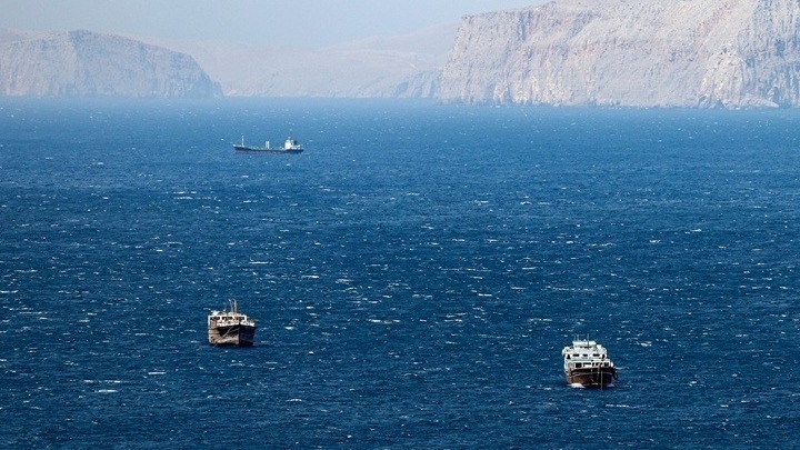 Επιβραδύνθηκε η διέλευση τάνκερ από το Στενό του Ορμούζ ύστερα από τη χθεσινή επίθεση σε πλοίο