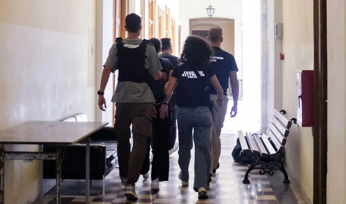 Σύρος: “Κρατούσα μαχαίρι γιατί έτρωγα, επιτέθηκε στη σύντροφό μου γιατί νόμιζε ότι έλειπα”- Τι ισχυρίστηκε στην απολογία του ο 41χρονος για τον θάνατο της διασώστριας