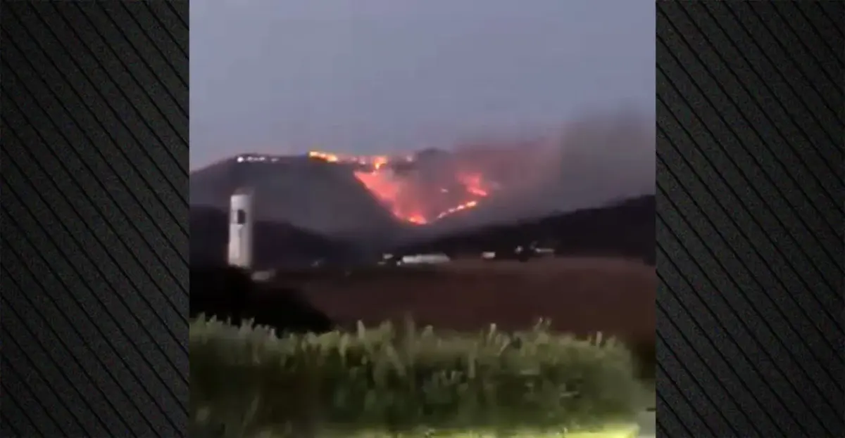 Φωτιά στην Πάρο: Δραματική νύχτα στο νησί. Εκκενώνονται τέσσερις περιοχές, μεγάλη μάχη με τις φλόγες στην Αγκαιριά