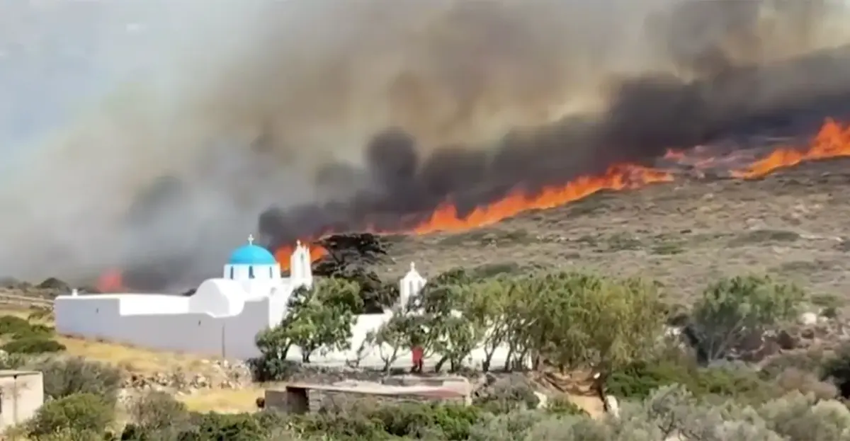 Οκτώ συλλήψεις για τις φωτιές σε όλη την Ελλάδα, ανάμεσά τους ο δήμαρχος κι ο αντιδήμαρχος Πάρου, εργολάβος και δημοτικός υπάλληλος για τον ΧΥΤΑ
