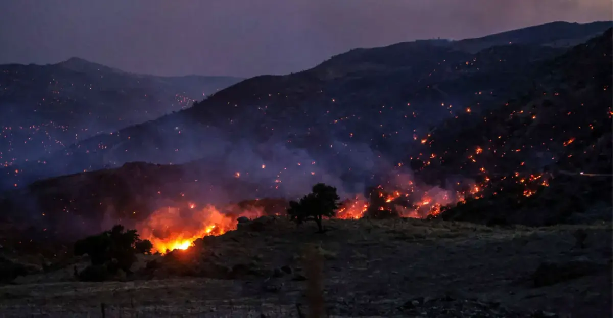 Δεύτερη νύχτα μάχης με τις φλόγες: Φωτιά τώρα στην Αχαΐα, 112 για εκκένωση της Φλόκας – Σε εξέλιξη πυρκαγιά σε Ρέθυμνο και Αγρίνιο