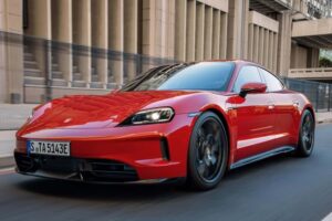 Η Porsche ξαναγράφει τους κανόνες της ηλεκτροκίνησης με οκτώ… εικονικές σχέσεις