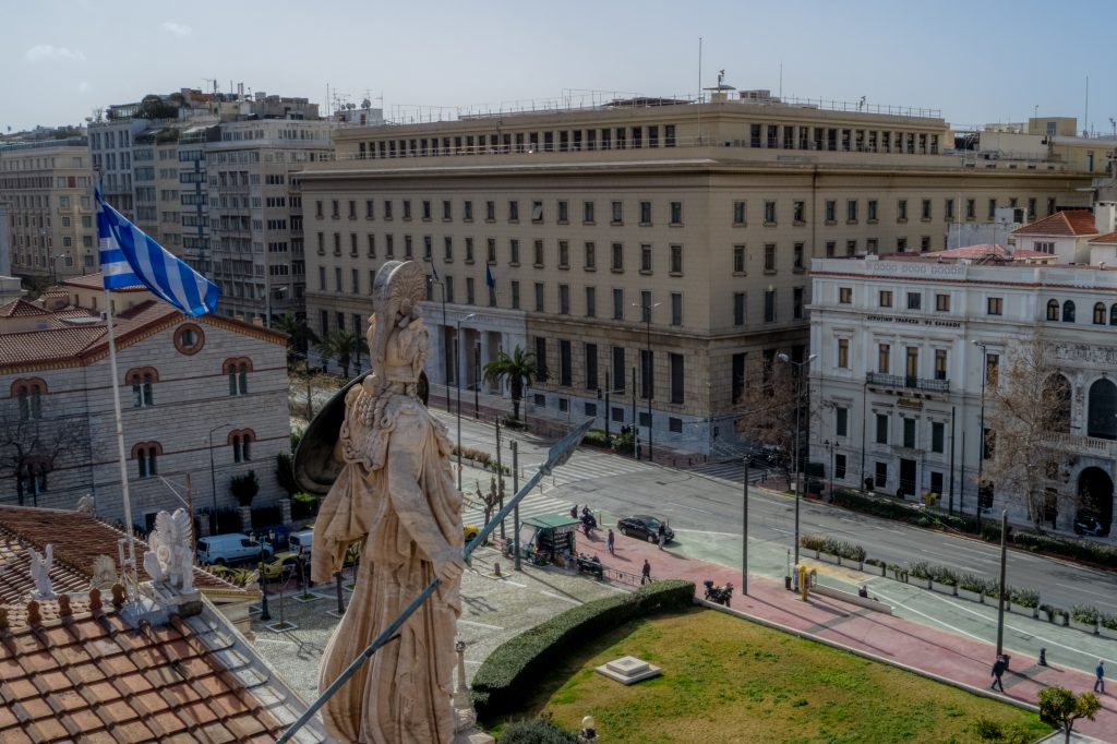 Ευρωβαρόμετρο: Η ακρίβεια «γονατίζει» τους Έλληνες – Μόλις 6 στους 10 δηλώνουν ικανοποιημένοι από τη ζωή τους
