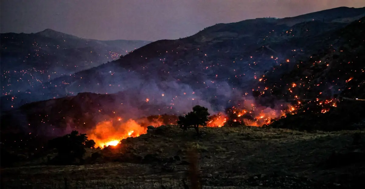 Νεκροί τρεις πυροσβέστες από τις φωτιές σε Κρήτη και Πελοπόννησο – Ολονύχτια μάχη με τα πύρινα μέτωπα και τους ανέμους σε νότιο Ρέθυμνο, Σητεία και Πλωμάρι