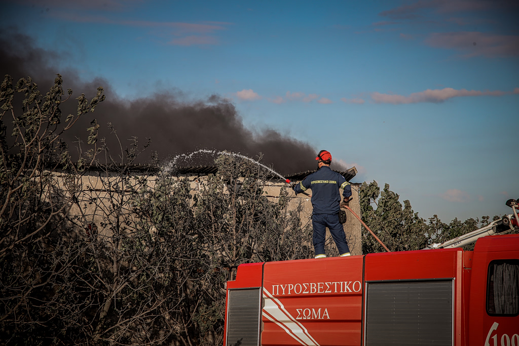 Ωραιόκαστρο: Εργοστάσια στις φλόγες, σπίτια σε κίνδυνο!