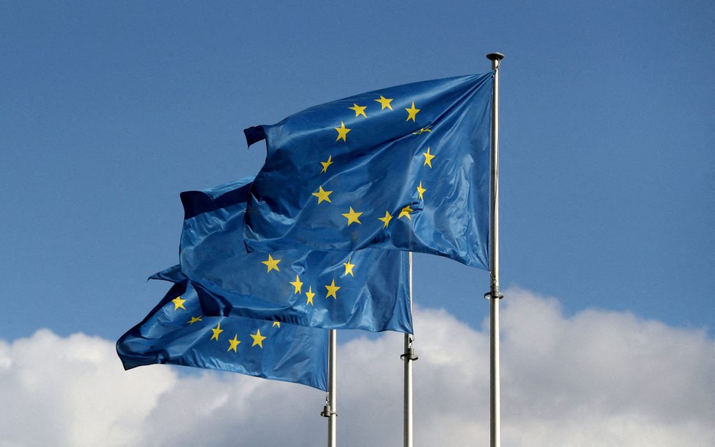 Ευρωβαρόμετρο: Οι Έλληνες «καίγονται» με ακρίβεια & οικονομία!