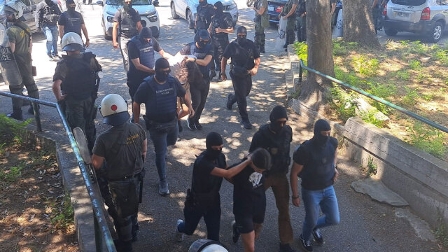 Θεσσαλονίκη – επίθεση με γκαζάκια: Η κάμερα «έκαψε» τους εμπρηστές της Αφροδίτης Νέστορα!