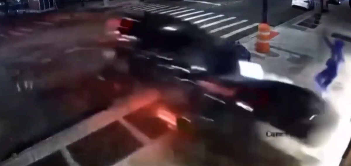 ΣΟΚ! Δύο αμάξια ΚΑΡΦΩΘΗΚΑΝ σε κτίριο ΗΠΑ! (βίντεο)