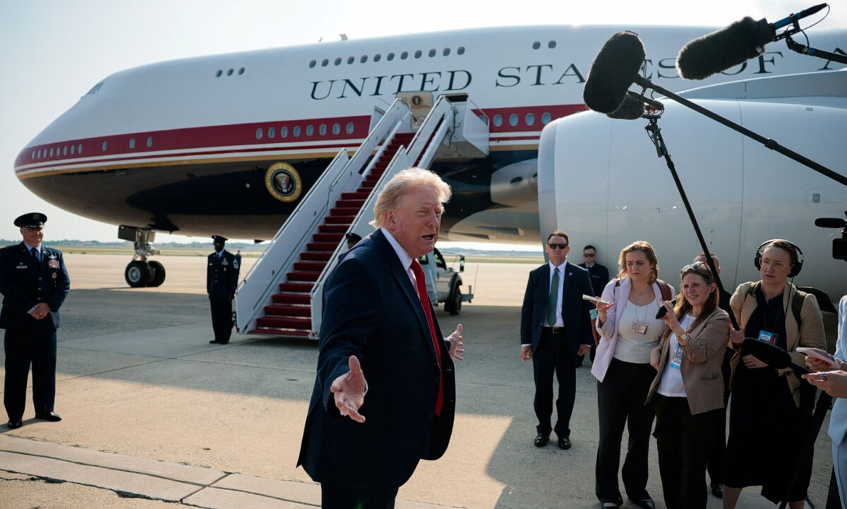Τραμπ vs NYT: Πυρά για Air Force One και μυστικά Κατάρ