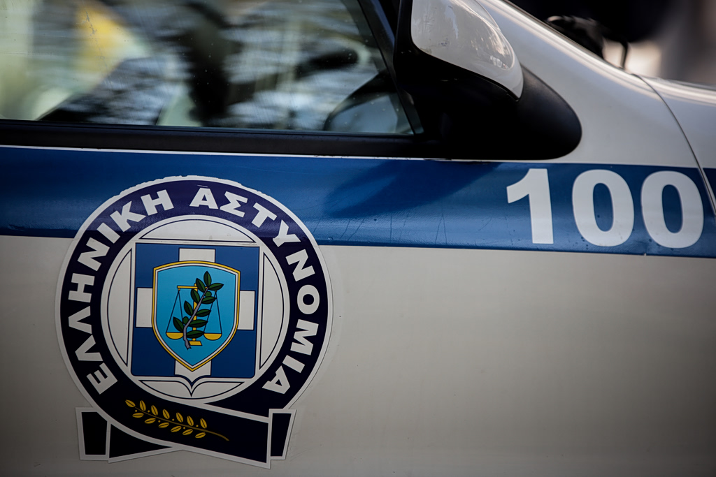 Χάος σε στρατόπεδο! Μεθυσμένος «μπούκαρε» με ΙΧ.