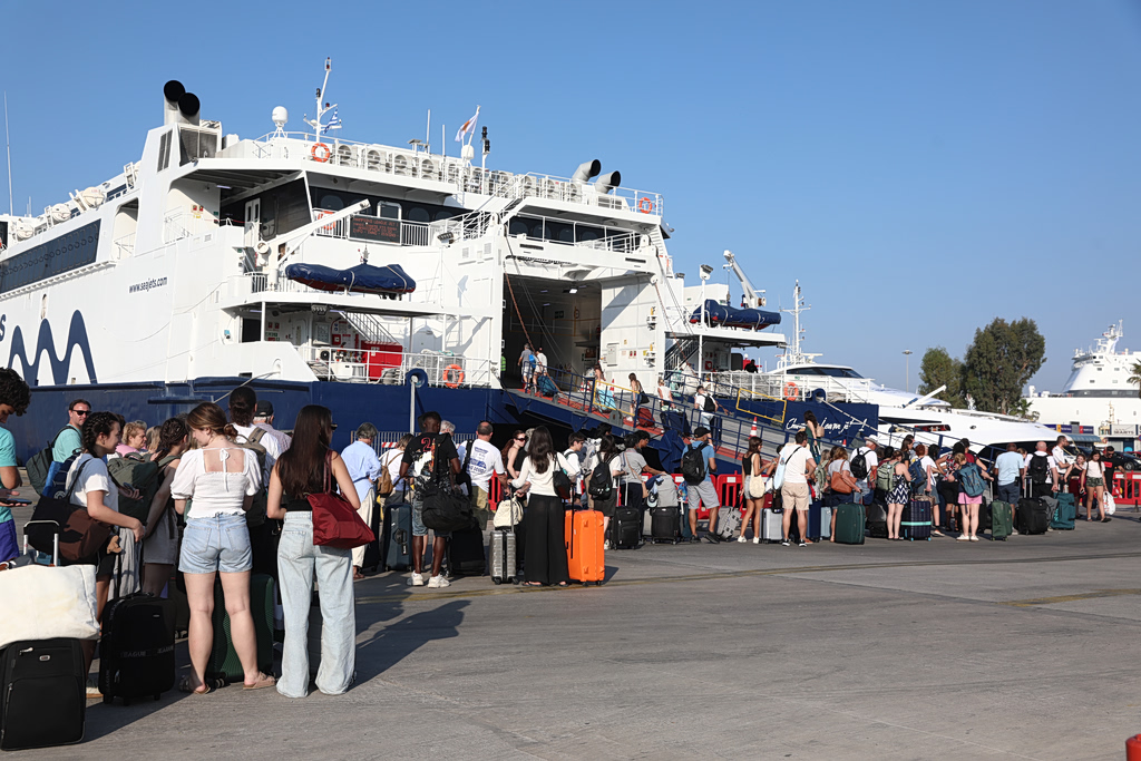 Φυγή από την Αθήνα! Τα λιμάνια σε… κόκκινο συναγερμό