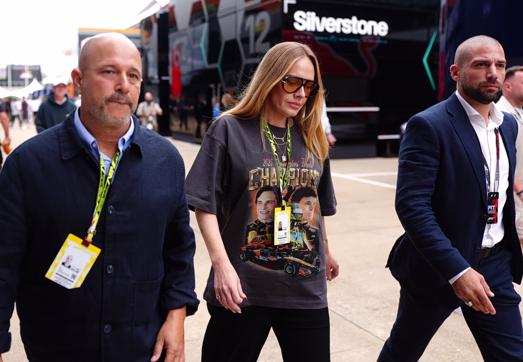 Αγνώριστη Adele στην F1: Η μυστική εμμονή με τον γιο