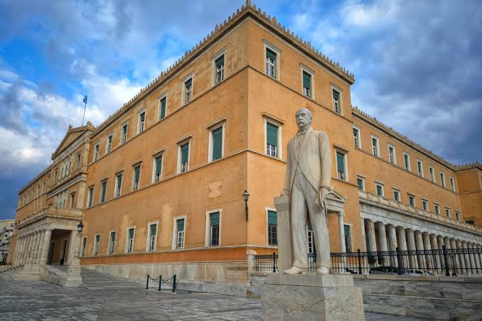 Προεκλογικά προγράμματα με… δημοσιονομικό «κόσκινο»