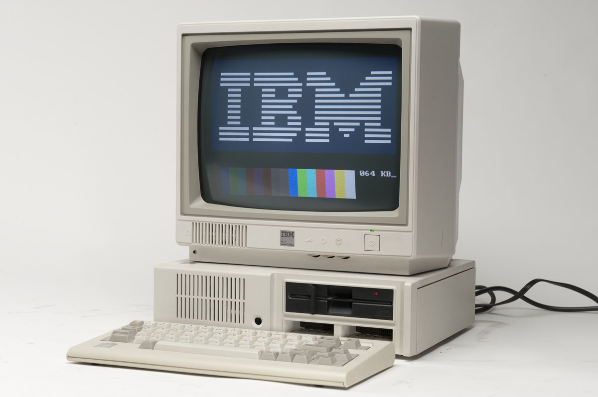 Η IBM δημιουργεί τον πρώτο προσωπικό υπολογιστή