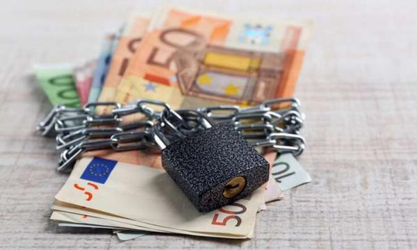 Ξεκινά η άρση κατασχέσεων τραπεζικών λογαριασμών – Ποιοι ξεμπλοκάρουν τα χρήματά τους