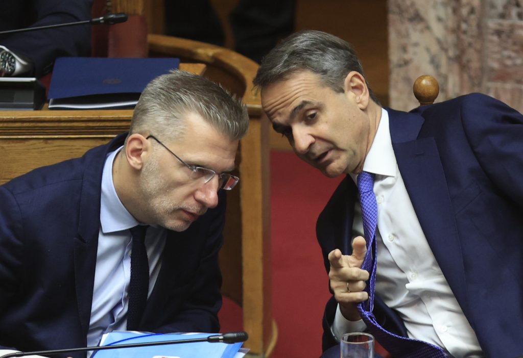 Οι “ασυμβίβαστες” κωλοτούμπες του Μαξίμου