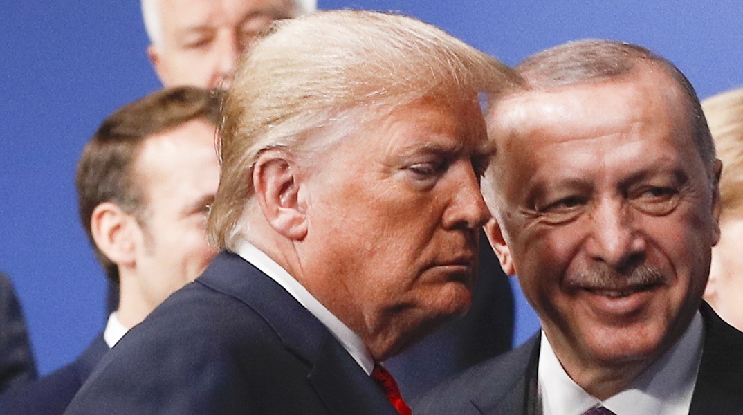 Σύνοδος ΝΑΤΟ: Κύλησε ο τέντζερης και βρήκε το καπάκι – Αγκαζέ Τραμπ και Ερντογάν