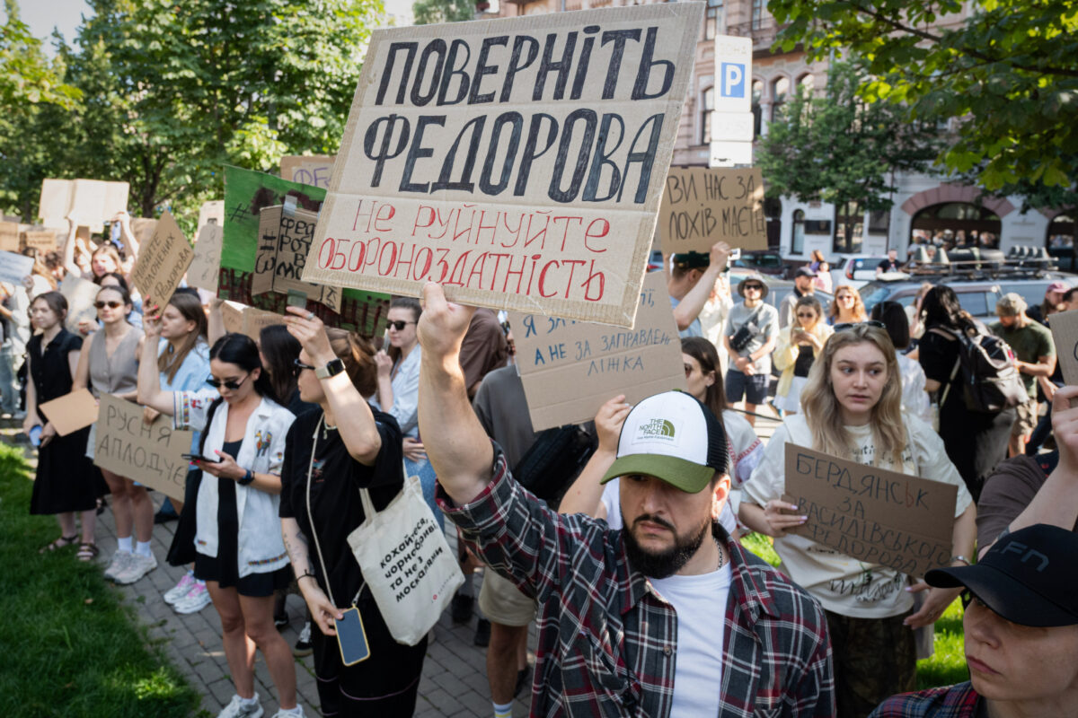 Ουκρανία: Ο Ζελένσκι απέλυσε τον δημοφιλή υπουργό Άμυνας – Διαδηλώσεις στο Κίεβο