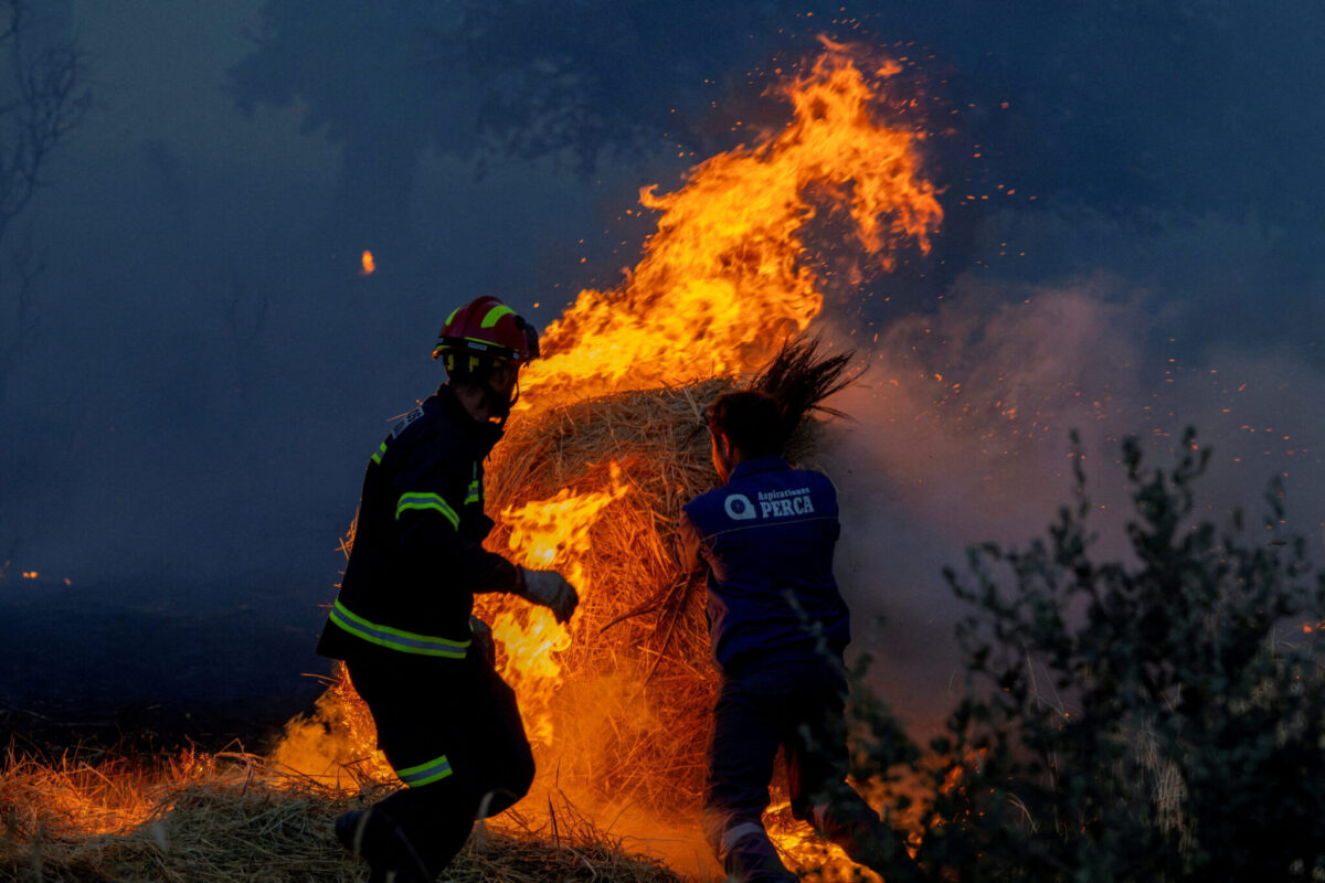 Φωτιές: Πυρ ομαδόν από την αντιπολίτευση με φόντο τους νεκρούς και τις στάχτες απο τις φονικές πυρκαγιές