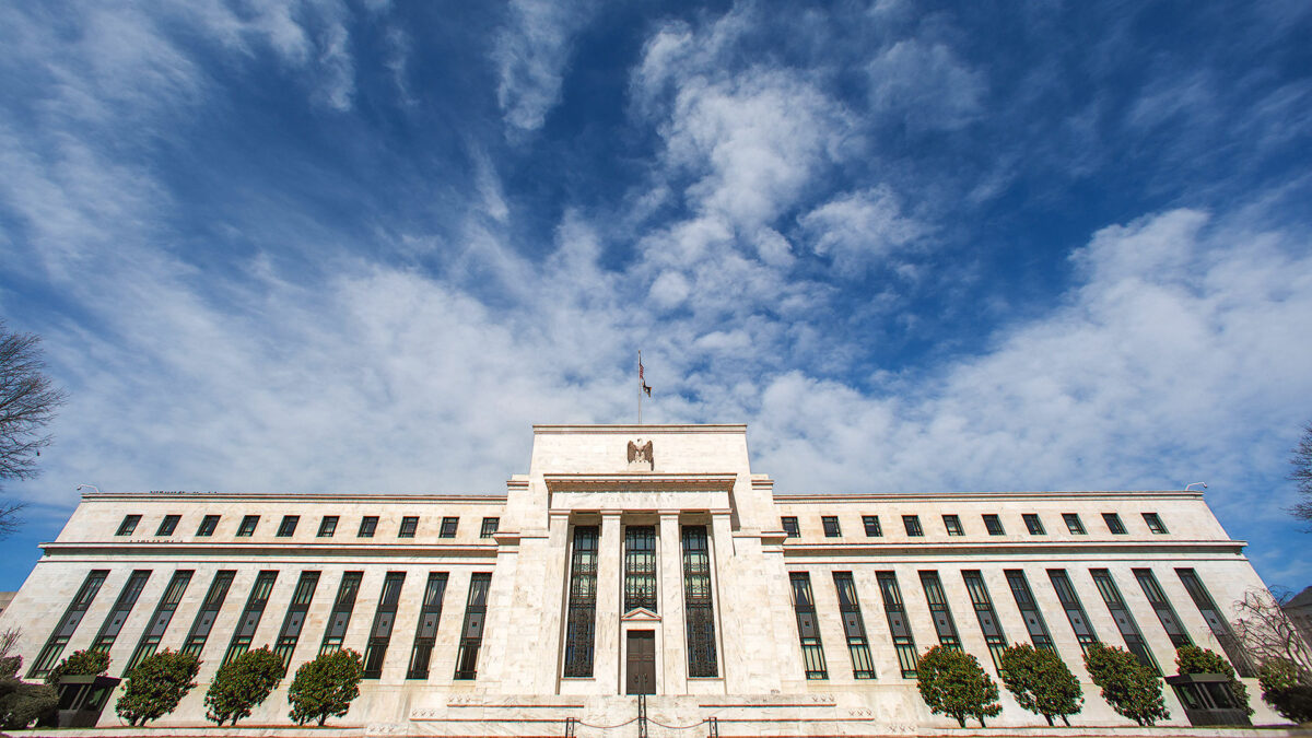 Η δέσμευση της Fed για μηδενικά επιτόκια στις αγορές