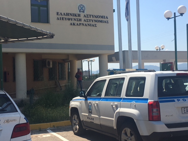 Περιπολικό της Ελληνικής Αστυνομίας έξω από το Αστυνομικό Τμήμα. Οι δύο συλληφθέντες για την επίθεση σε βάρος του 16χρονου οδηγήθηκαν στον εισαγγελέα.