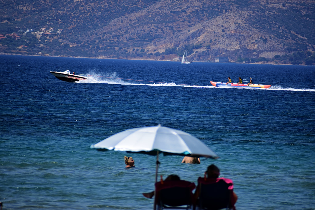 Κόλαση! Καύσωνας 40°C: Οι παραλίες σφύζουν από ζωή