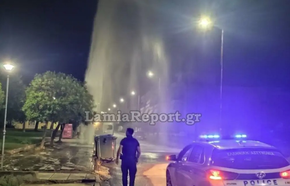 Λαμία: Βαν δημιούργησε σιντριβάνι 8 μέτρων!
