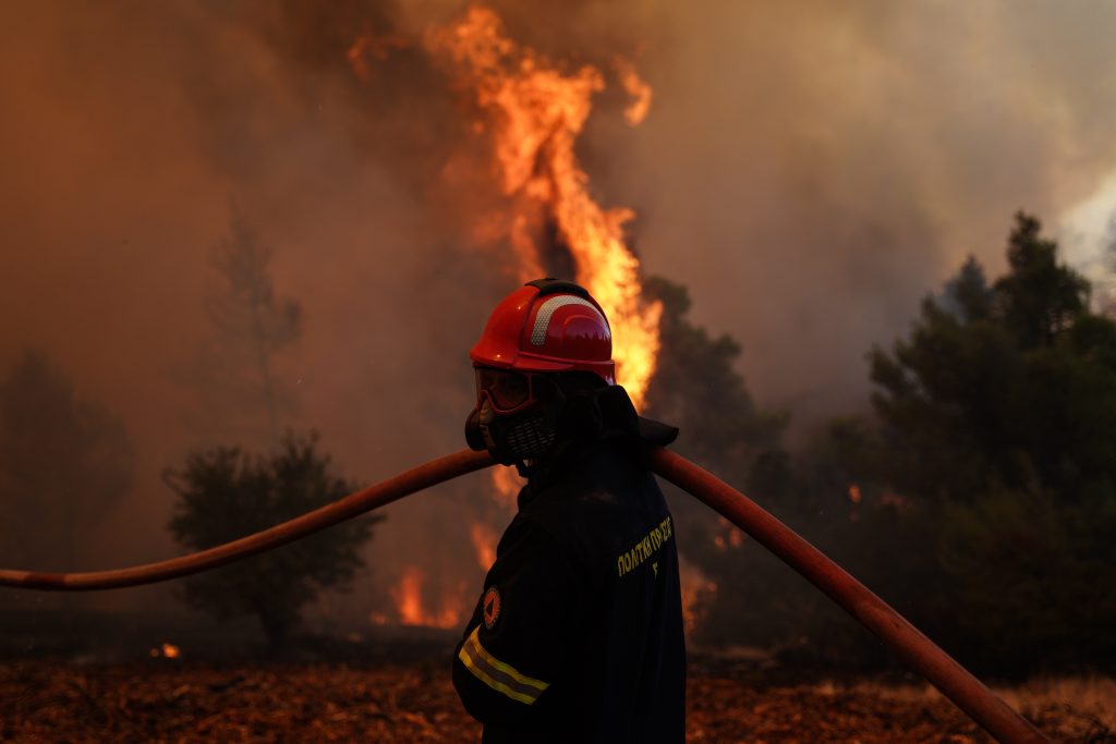 Βόλος: Φωτιά στο Αρχαίο Θέατρο! Έσπασαν πόρτες!