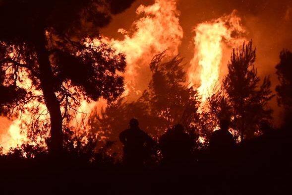 Πόρτο Γερμενό: Eφιαλτική νύχτα με νέες εκκενώσεις – Πάνω από 500 πυροσβέστες δίνουν τιτάνια μάχη με τις φλόγες