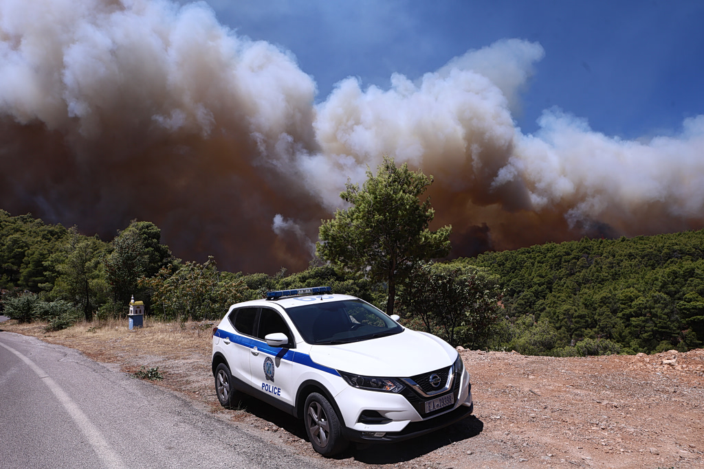 Φωτιές: Χειροπέδες σε 3, τι κρύβουν οι ανεμογεννήτριες;