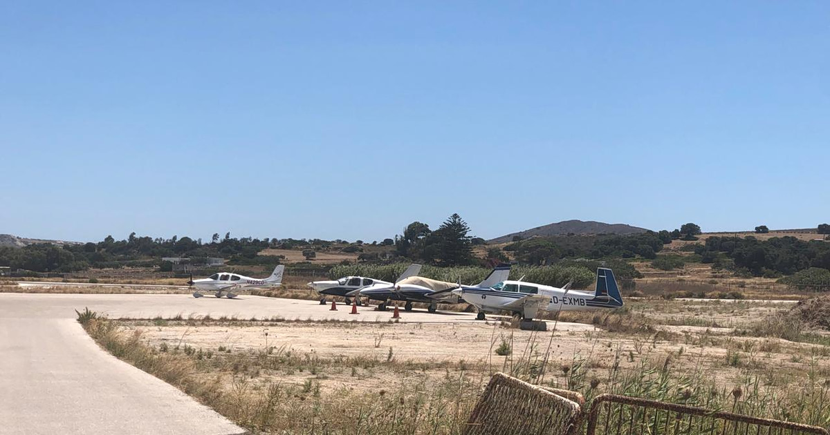 Μήλος: Ελικόπτερο στην παραλία, αεροπλάνα χωρίς πάρκινγκ;