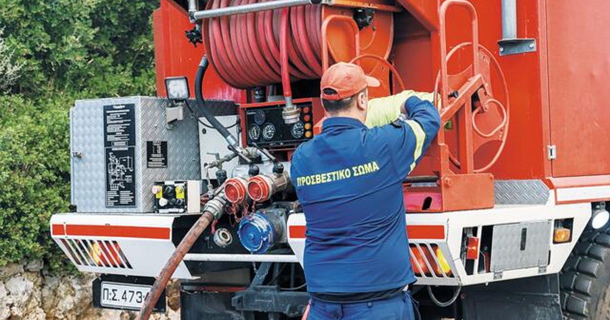 Φωτιά στην Πετρούπολη: Συναγερμός, 12 πυροσβέστες έδρασαν