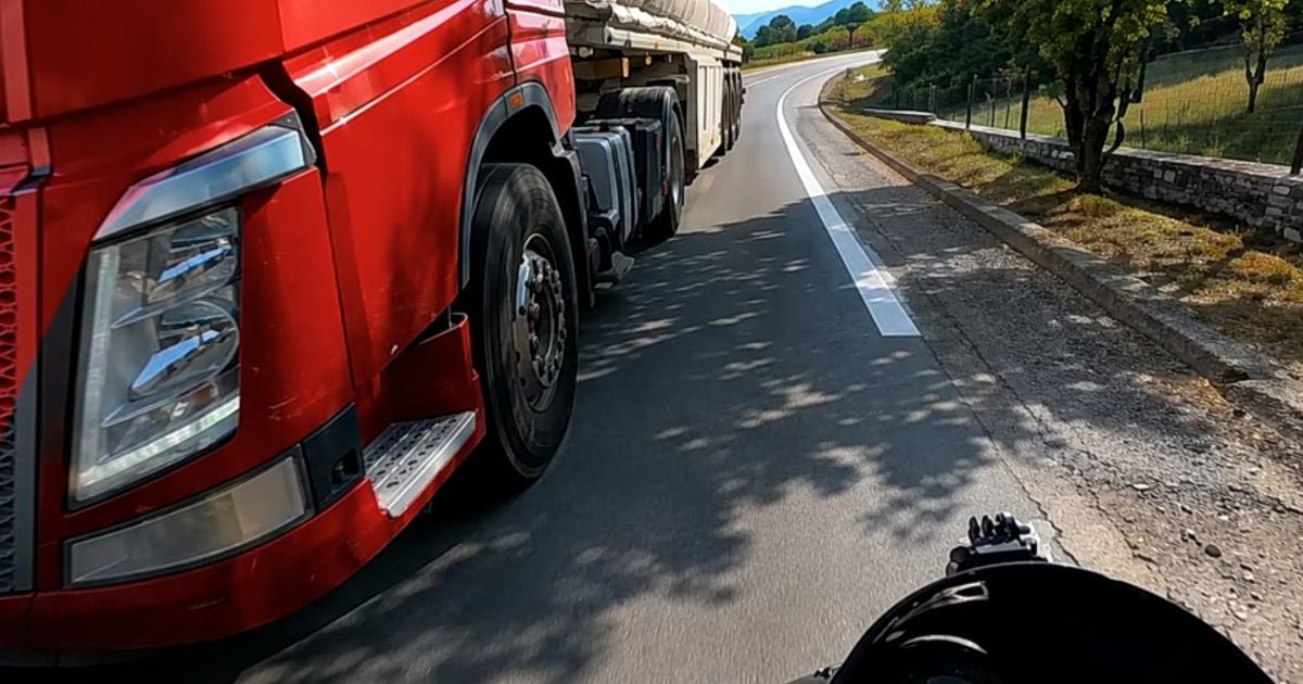 Βυτιοφόρο-φάντασμα: Η στιγμή που ο μοτοσικλετιστής γλίτωσε τον θάνατο!