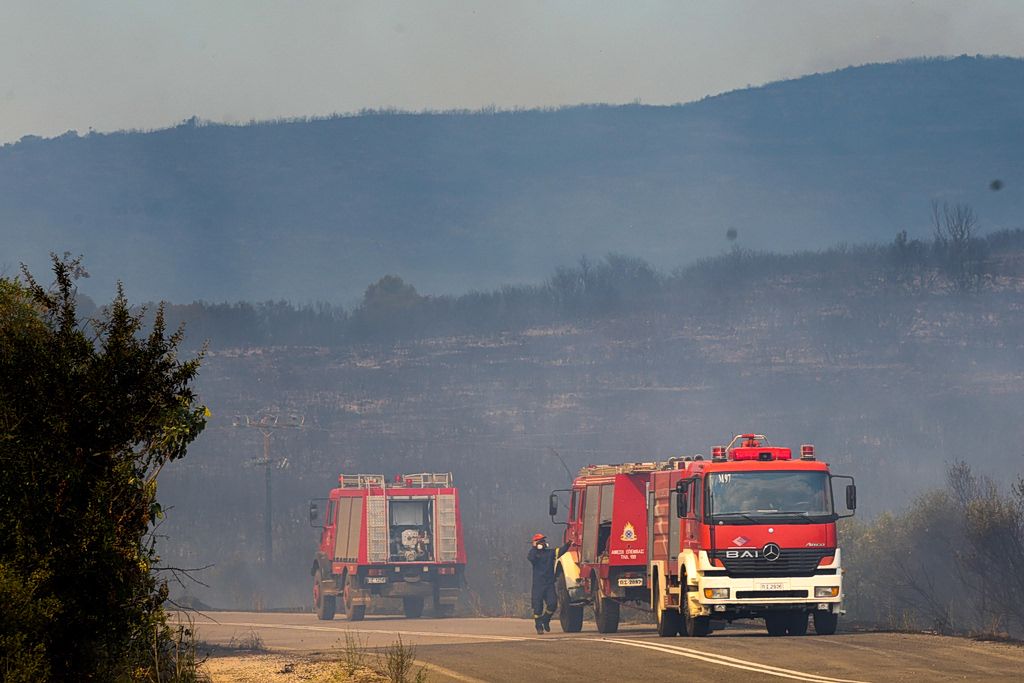 Σκύρος: Κόκκινος συναγερμός! Φωτιά καταπίνει δάσος