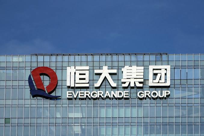 Η evergrande προειδοποιεί για τη φούσκα των ακινήτων