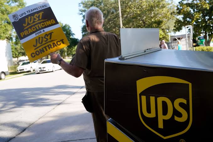 Η νίκη των εργαζομένων στην UPS και τα συνδικάτα