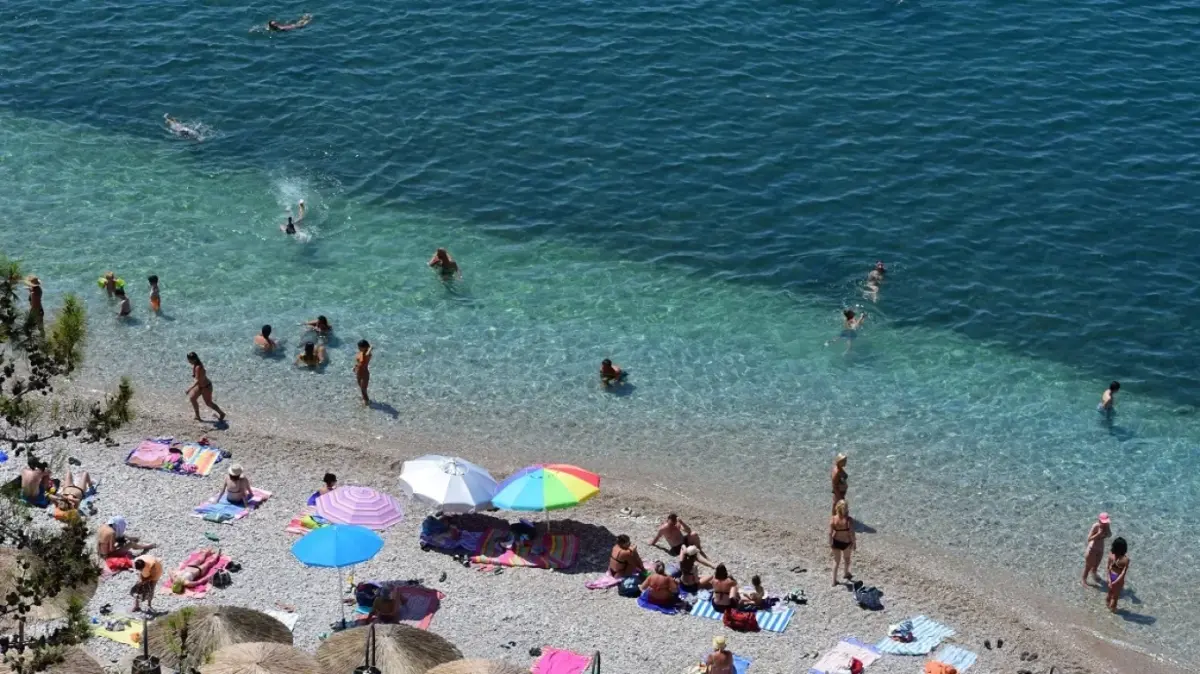 Καιρός: Στο «κόκκινο» παραμένει ο υδράργυρος με 39άρια – Πού αναμένονται μπόρες