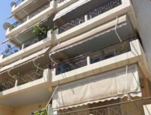 Πολυκατοικία στην οδό 28ης Οκτωβρίου στη Λάρισα, όπου εντοπίστηκε νεκρή 60χρονη γυναίκα σε υπόγειο διαμέρισμα.