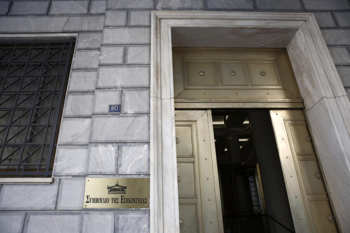 Το κτίριο του Συμβουλίου της Επικρατείας. Η Ολομέλεια του ανωτάτου δικαστηρίου απέρριψε αγωγή δημοσίου υπαλλήλου για την επαναφορά του 13ου και 14ου μισθού.