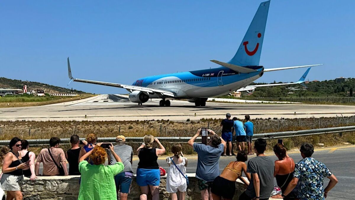 Το plane spotting παρέσυρε τουρίστρια – Κρίσιμη η κατάστασή της