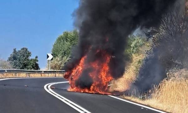 Η στιγμή της πυρκαγιάς σε ταξί στην περιοχή Φούρνοι της Ερμιονίδας. Το όχημα καταστράφηκε ολοσχερώς, χωρίς να σημειωθούν τραυματισμοί.