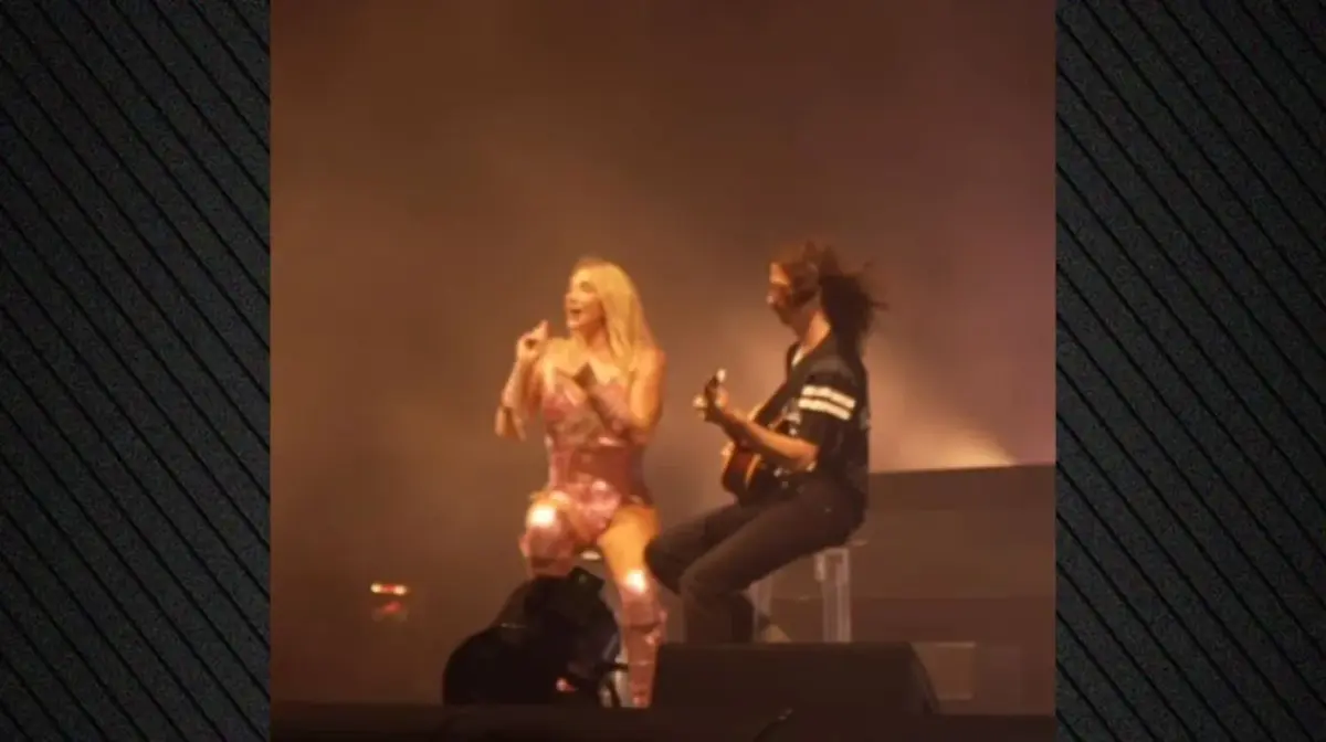 Kesha: Απέτισε φόρο τιμής στην Ντόλι Πάρτον ερμηνεύοντας επί σκηνής το «Old Flames» που είχε γράψει η μητέρα της για εκείνη