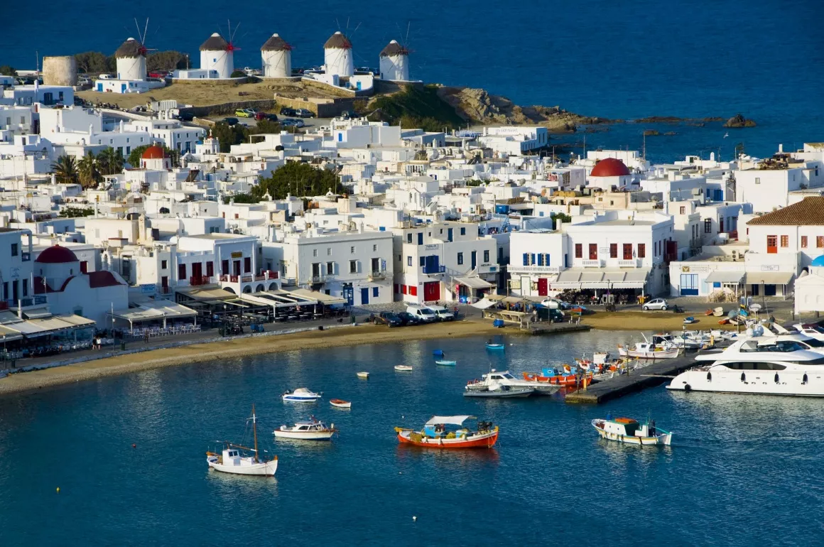 Οικόπεδα, κατοικίες και ημιτελείς κατασκευές σε διαφορετικές περιοχές του νησιού μπαίνουν στο επίκεντρο των ηλεκτρονικών πλειστηριασμών